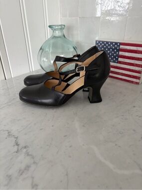 LaDuca Cherie 2.5 Heel NWT Suede Sole